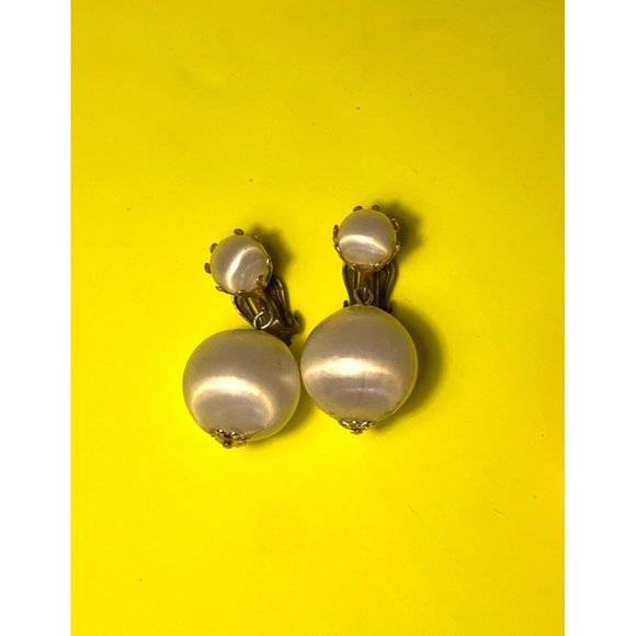 Lot of Two Pair Of Vintage Circular Dangle Drop Beaded Clip Earrings Very Cool! - Picture 3 of 8